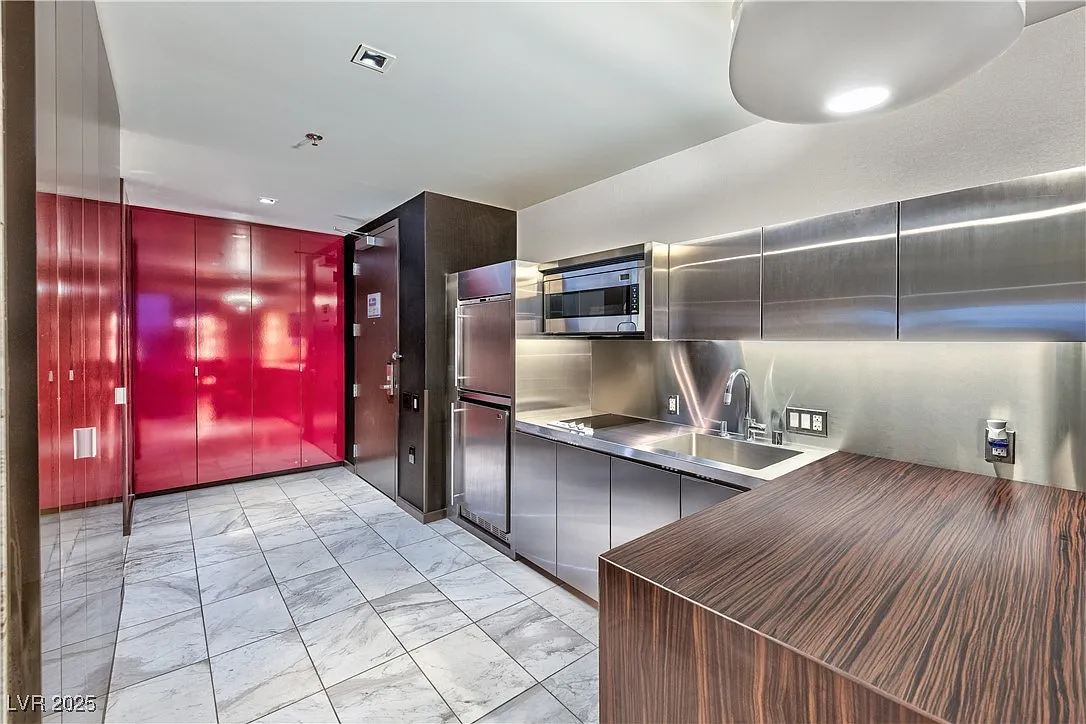 Palms Place — Photo 2