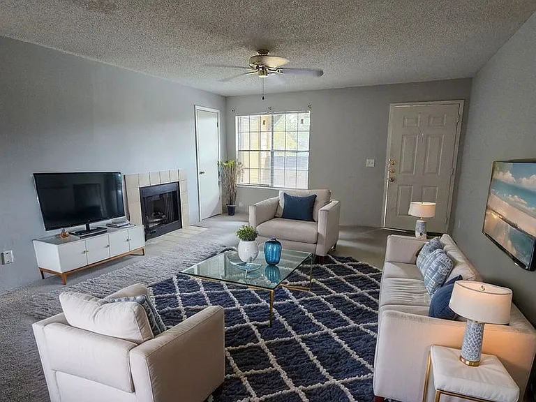 300 Lakepointe Dr #204 — Photo 4