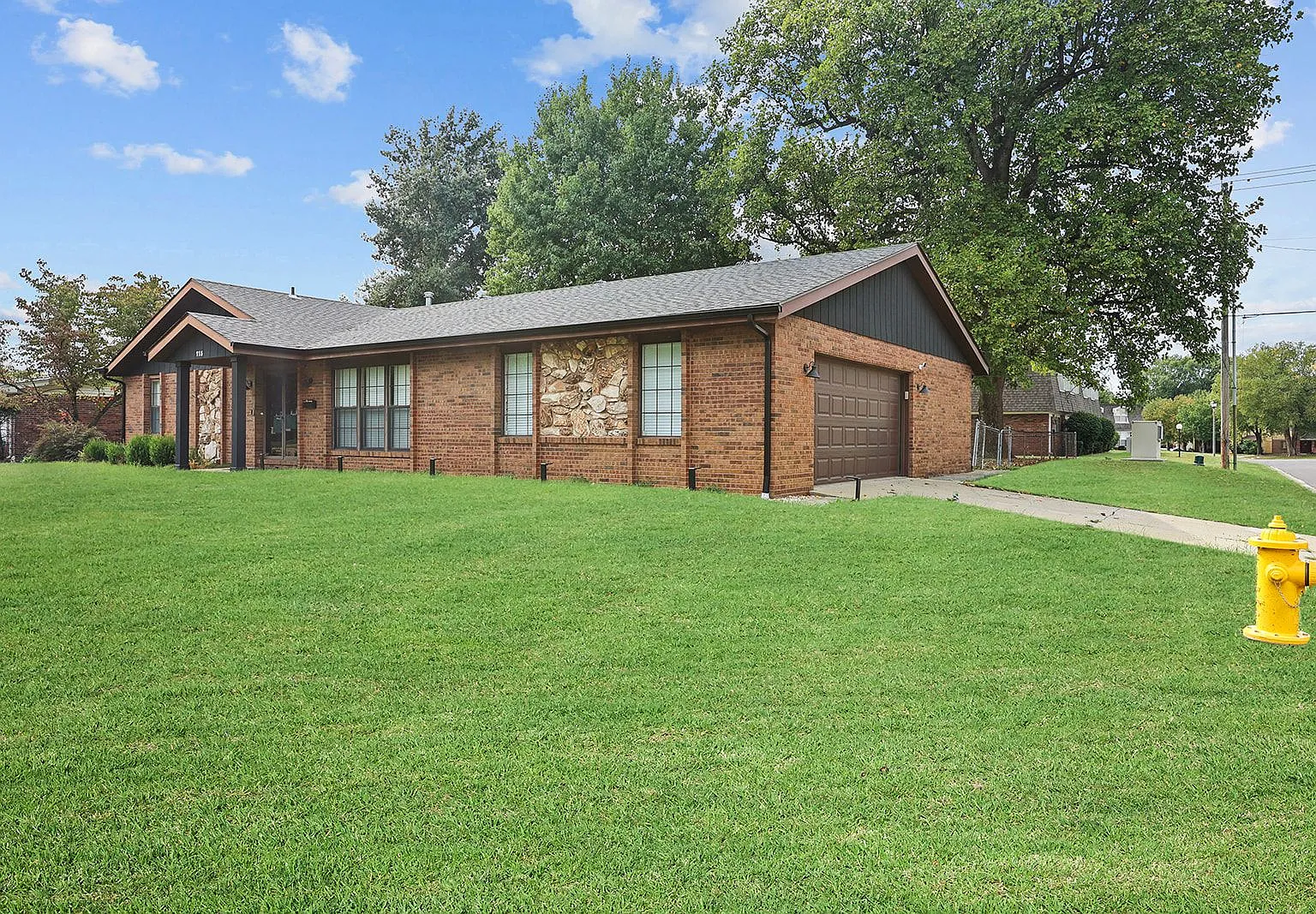 3 bed, 2.0 bath, 1929 sqft, $2,500 — Photo 3