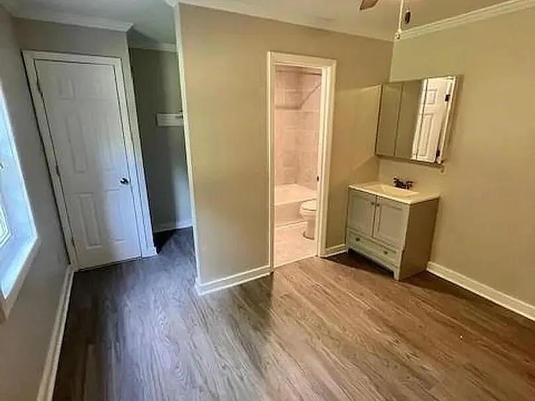909 E Davie St #9 — Photo 3
