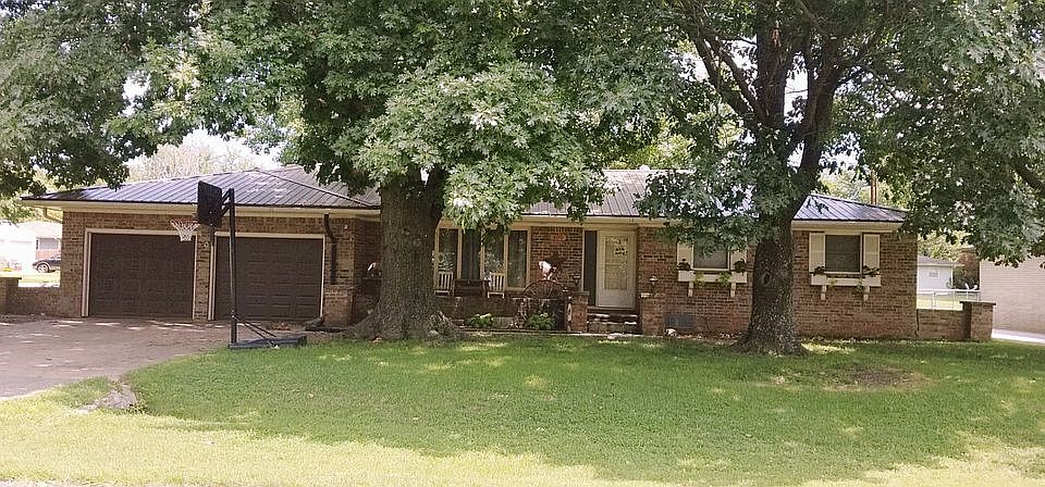 1st image of 400 S Riverview St