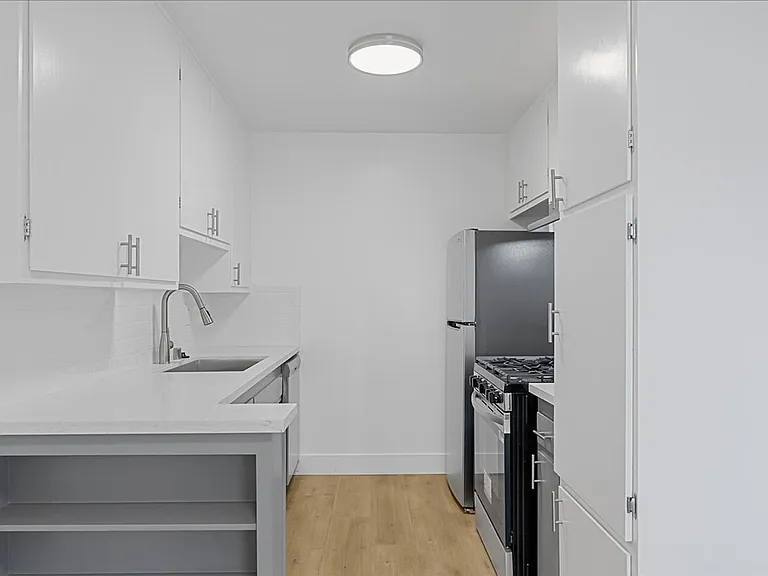 6615 Franklin Ave. — Photo 29