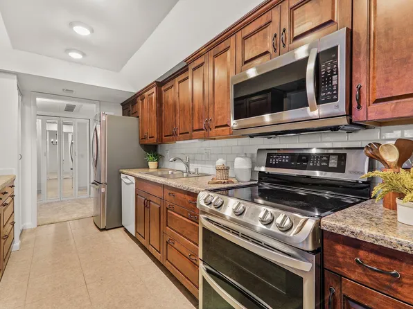 6302 Mineral Point Rd Unit 204, Madison, WI 53705