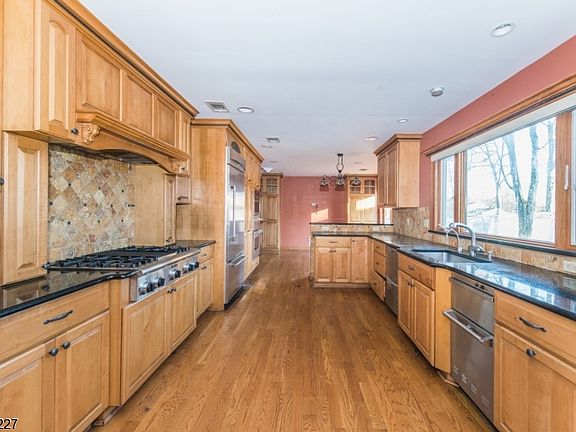 4th image of 38 Marlton Dr