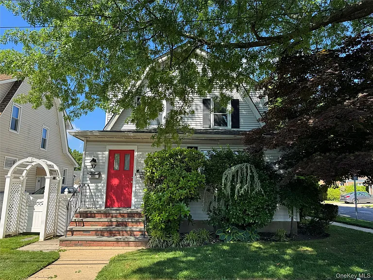 37 Ingraham Ln — Photo 1