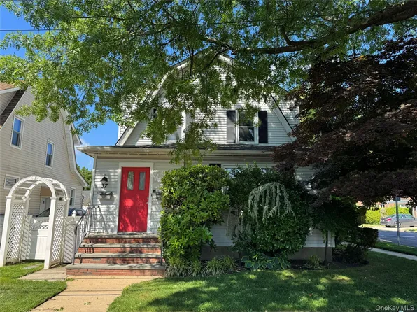 37 Ingraham Ln, New Hyde Park, NY 11040