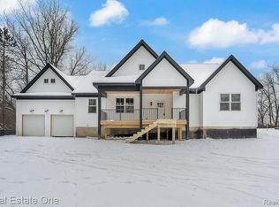 225 E Predmore Rd, Oakland, MI 48363