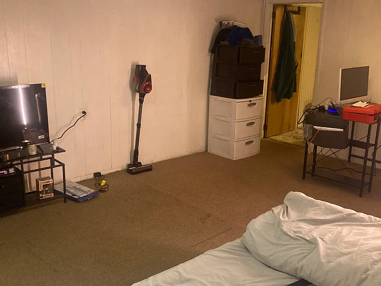 Bdrm stays cool in summer 15'x 14' twin/full bed /closet.