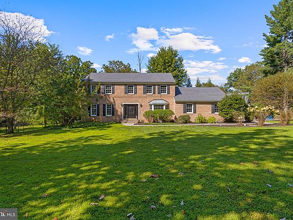 2nd image of 300 Manor Dr