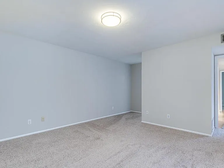 2439 E Del Rio Dr — Photo 9