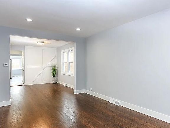 3rd image of 5425 S Oak Park Ave