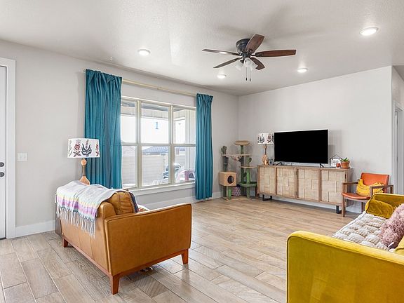 4th image of 1069 Roanoke Ln