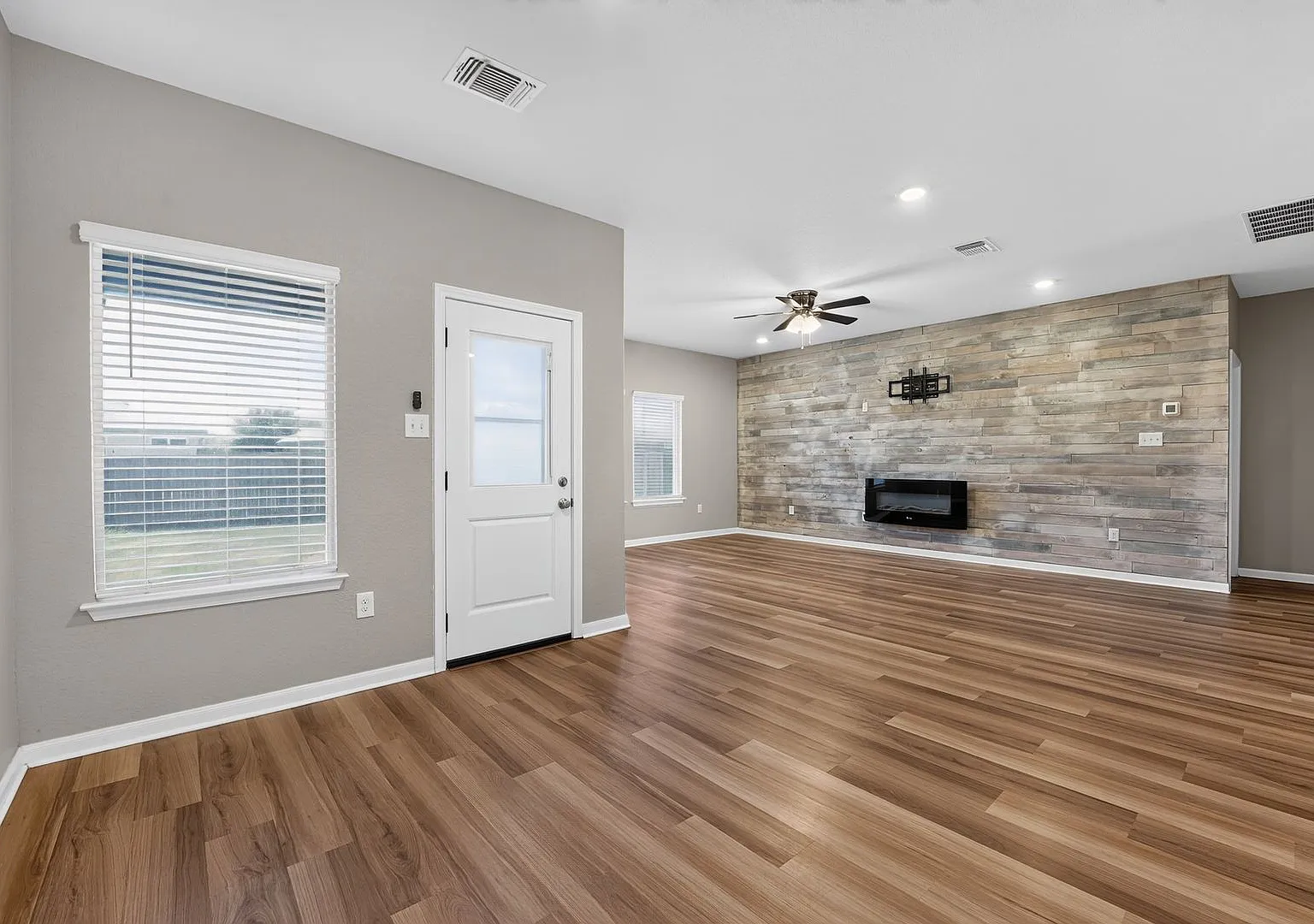 Spacious 4-Bedroom Avery Park Home with Fireplace & Upstairs Game Room — Photo 2