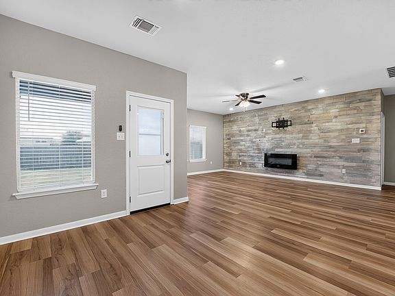 2nd image of 2130 Silver Maple