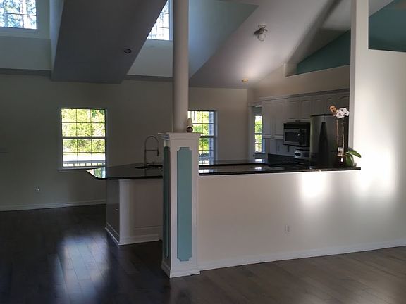 5th image of 25 Emerald Ln