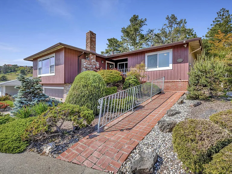 1548 Douglas Dr — Photo 4