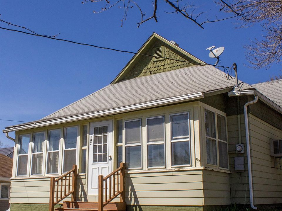 1st image of 807 1st Ave W