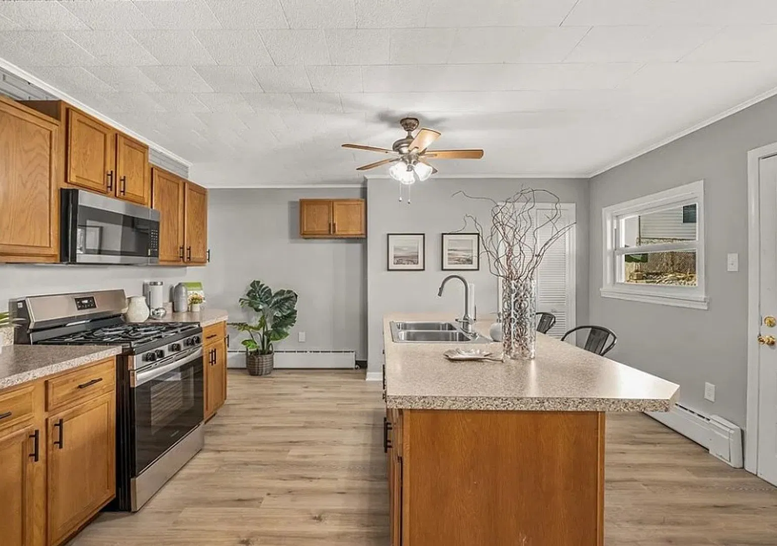 Warm & Inviting 3 Bedroom, 1 Bath Home In Mt. Oliver — Photo 2