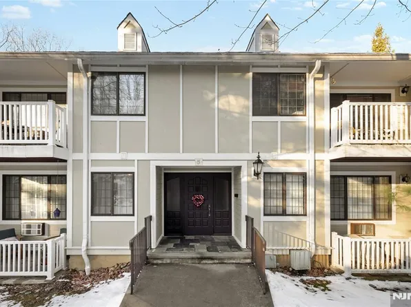 5I Foxwood Dr, Morris Plains, NJ 07950