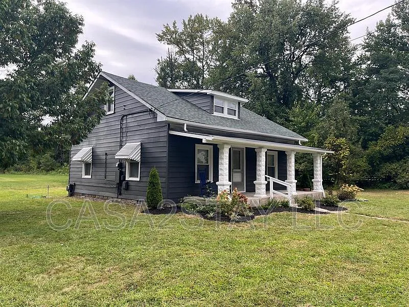 3 bed, 1.0 bath, $1,750 — Photo 2