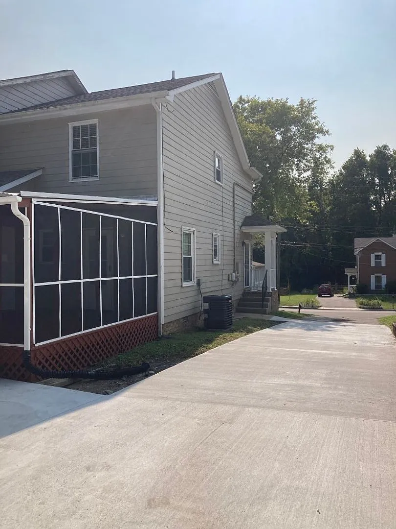 $500 off this desirable Townhome. Move in by 08/15/2026 — Photo 4