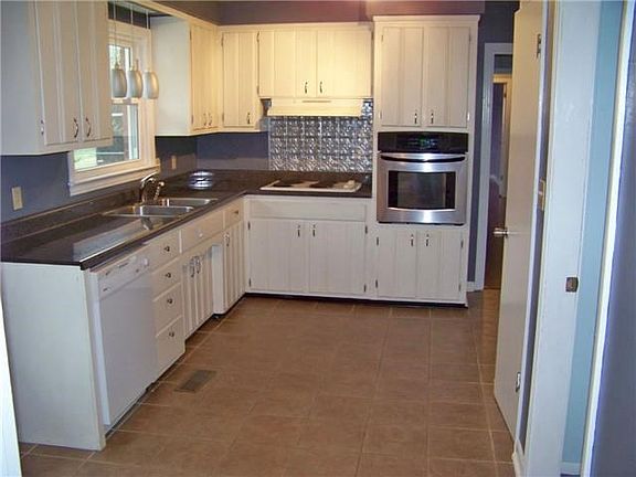 2nd image of 429 Gaylewood Dr