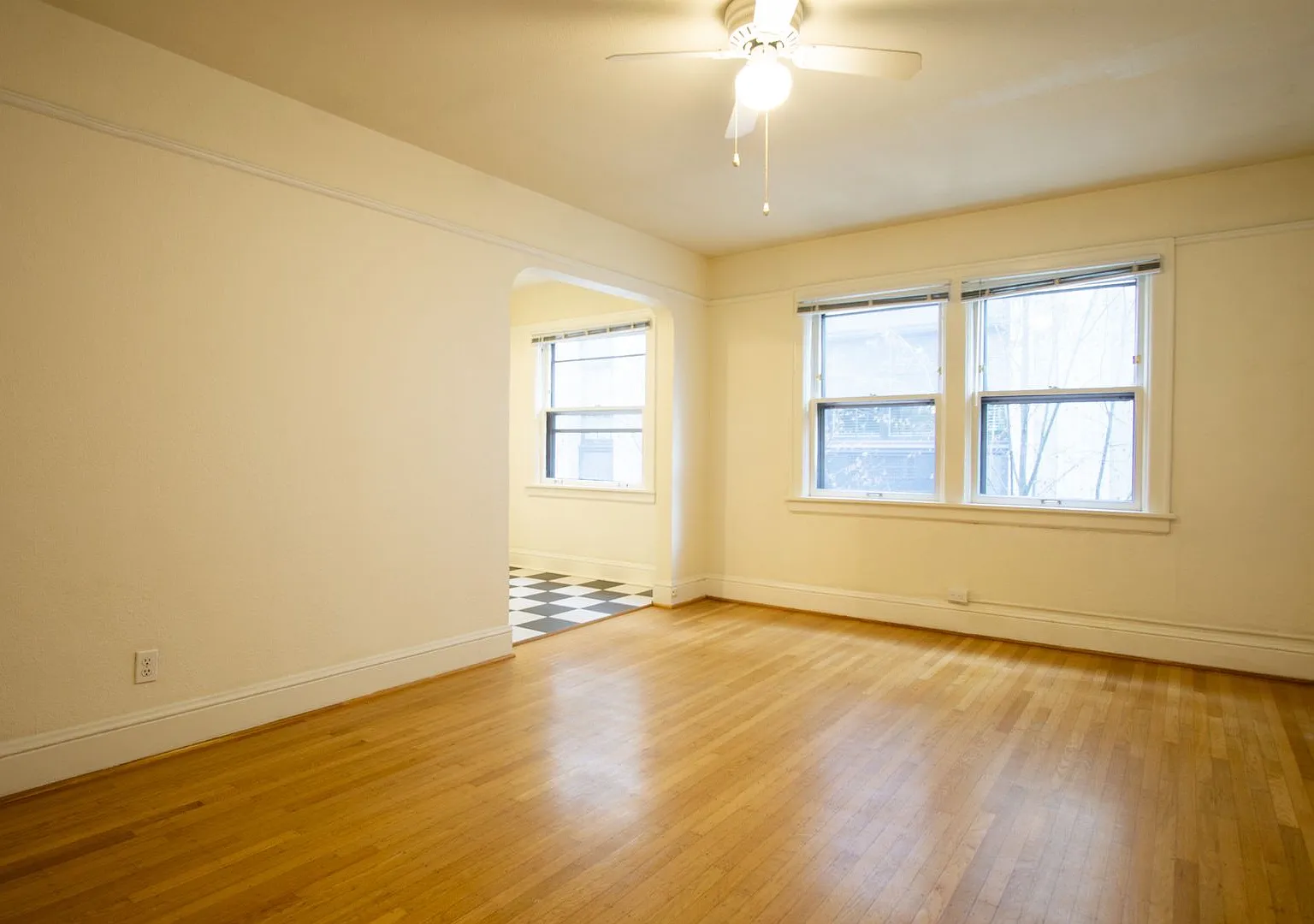 Spacious & Bright Top-Floor Studio With Free Rent! — Photo 3