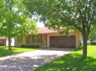 2906 SW Eveningside Dr, Topeka, KS 66614