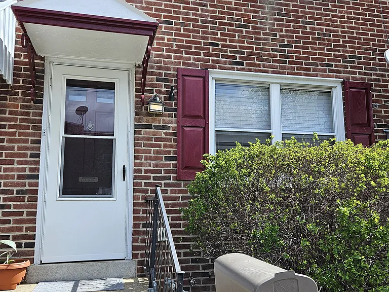 61 Wise Ave — Photo 1