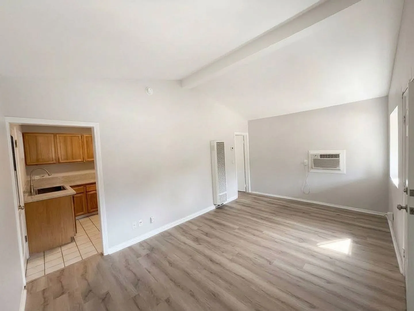 1 bedroom Cottage - Vaulted Ceiling, Washer/Dryer Hookups, a/c, Fenced Yard/Patio, Pet Friendly — Photo 3