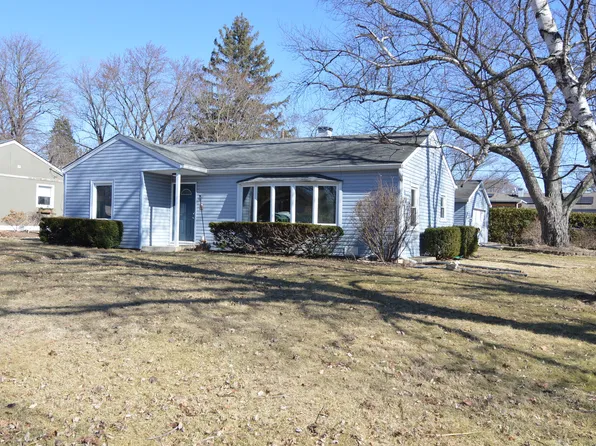 104 N Pleasant Rd, Lake Zurich, IL 60047