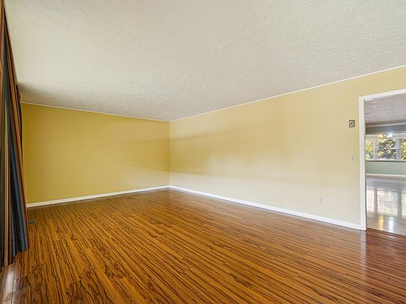 3rd image of 832 E Ellis St
