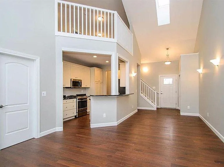 108 E Henry St #809 — Photo 2