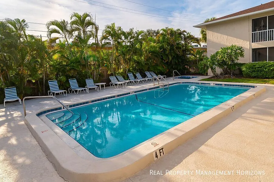 Conveniently located, furnished, 2 Bed, 2 Bath Condo in Great Location — Photo 3