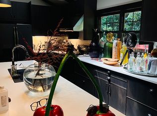 18 Cold Spring Hills Rd, Huntington, NY 11743