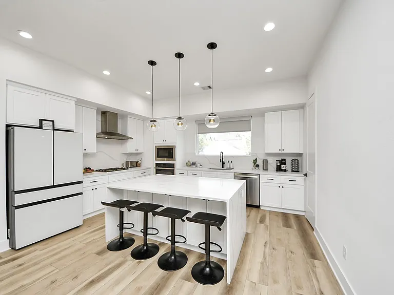 1044 W 17th St — Photo 19