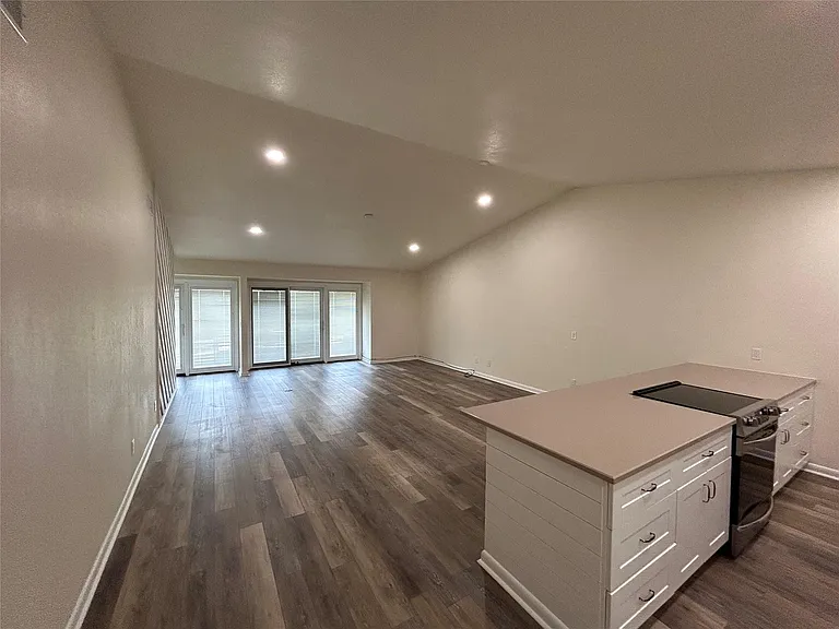 100 Bay Point Dr #8 — Photo 3