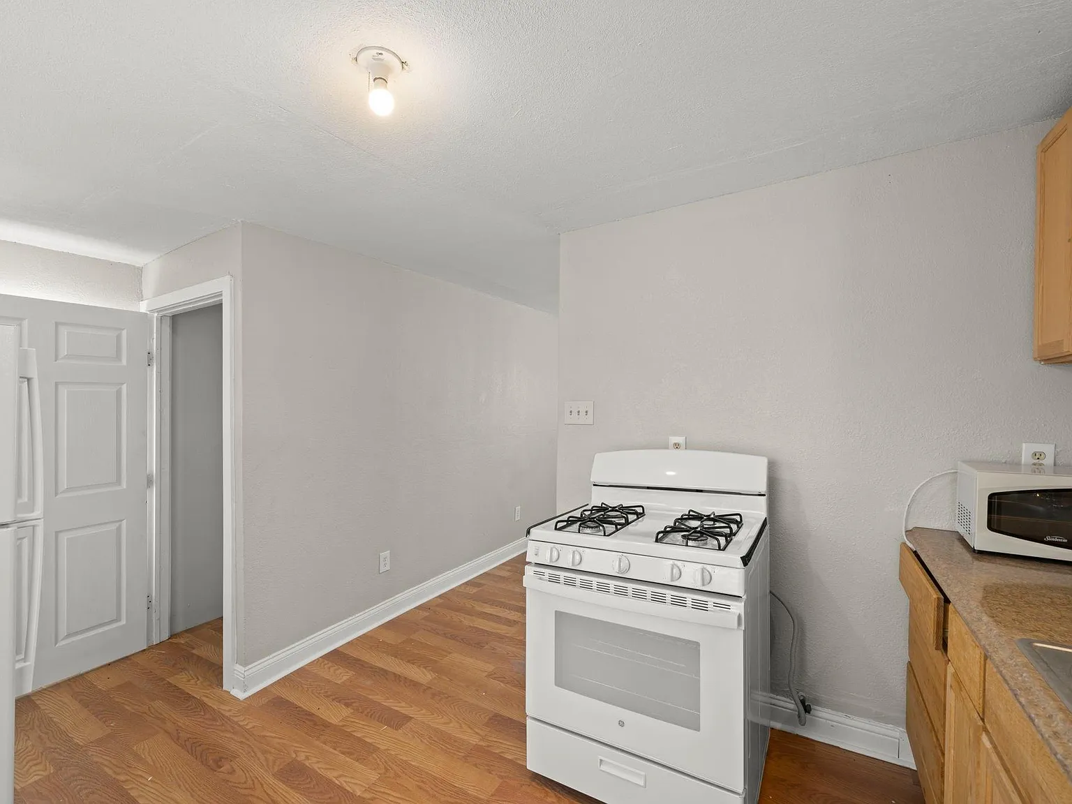 2 bed, 1.0 bath, 640 sqft, $950 — Photo 3