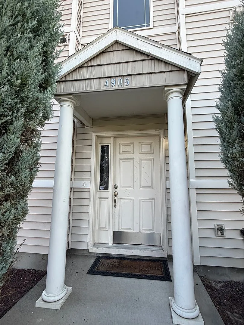 3 bed 3.5 bath Townhome available on Rd 68! — Photo 2