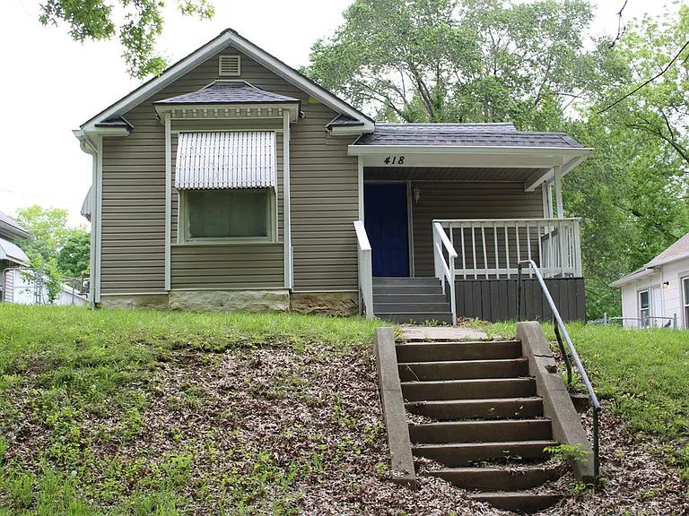 418 Linn St — Photo 1