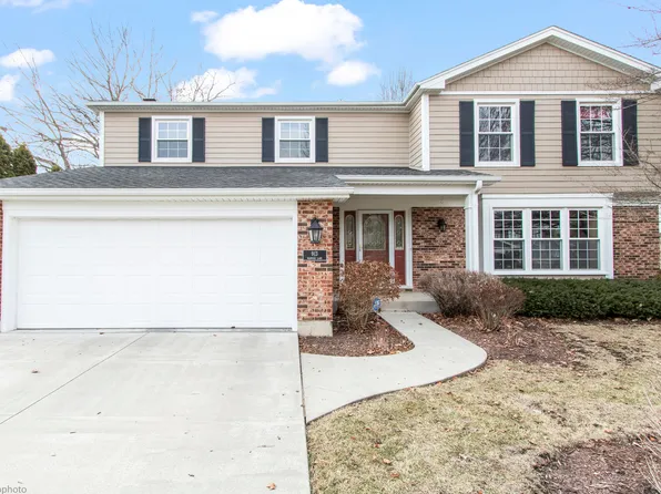 913 Warwick Ln, Libertyville, IL 60048