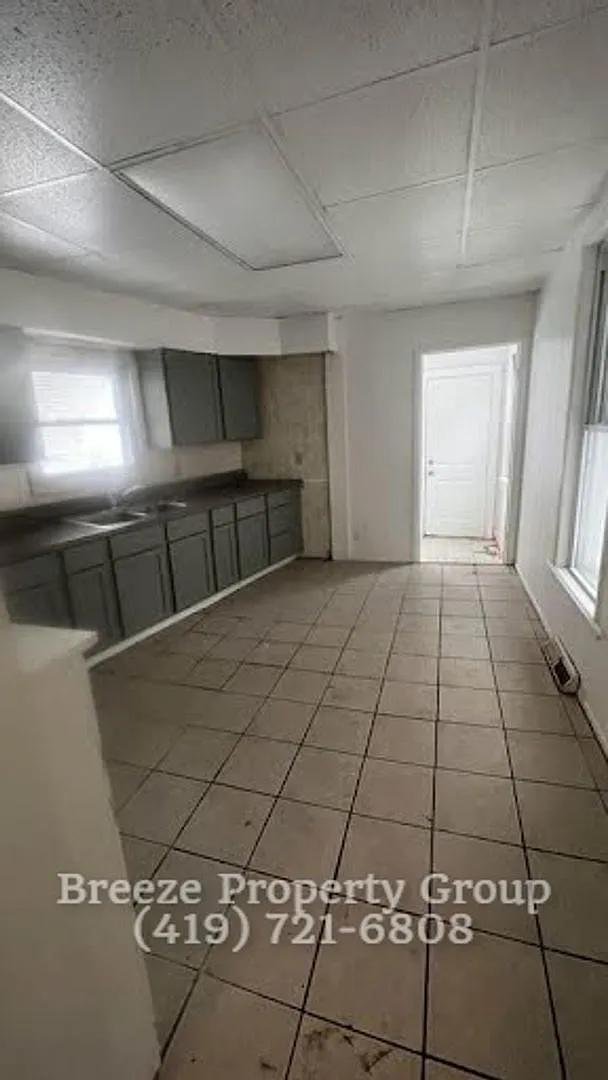 2564 Foraker Ave - 2beds 1bath — Photo 2