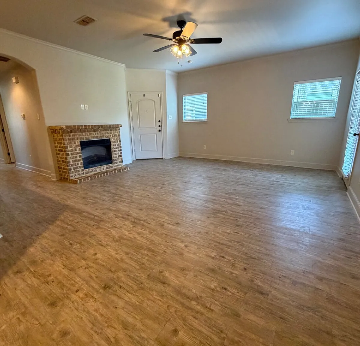 3 bed, 2.0 bath, 1465 sqft, $1,695 — Photo 3