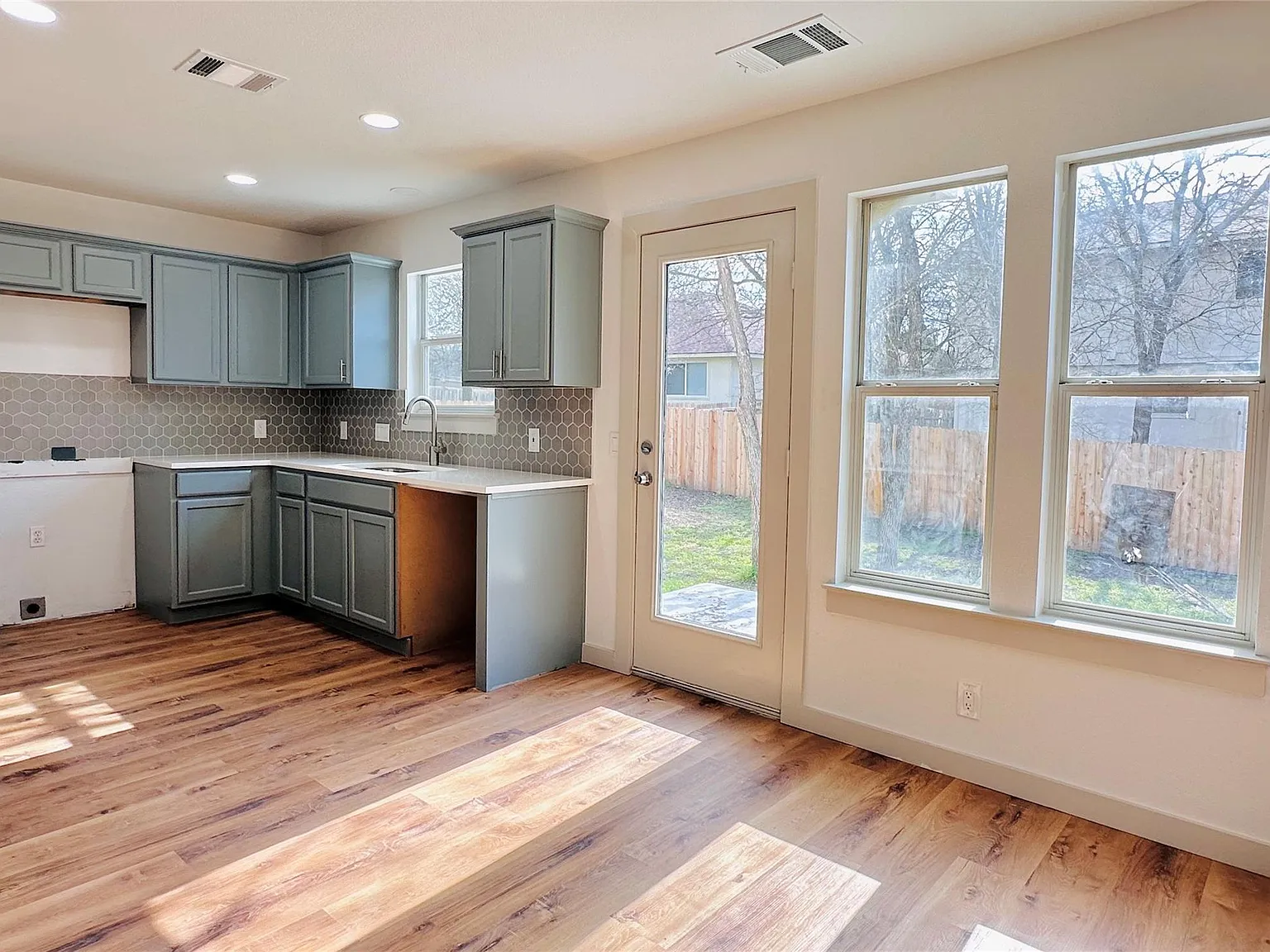 3 bed, 2.5 bath, 1412 sqft, $1,695 — Photo 4