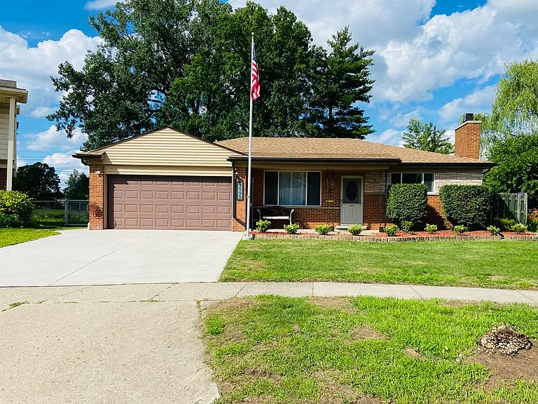 2595 Edwin Dr — Photo 2