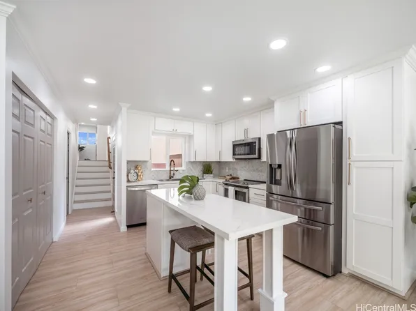 98-1373 Kaahumanu St #C300, Aiea, HI 96701