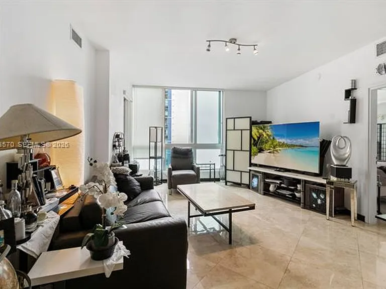 300 S Biscayne Blvd #T-2514 — Photo 3