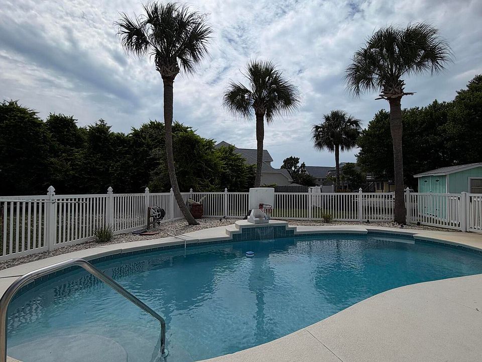 2nd image of 405 Dolphin St