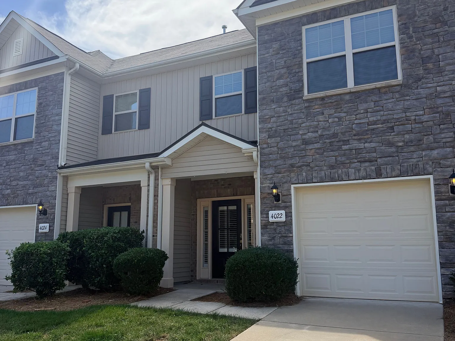 3 bed, 2.5 bath, 1590 sqft, $2,050 — Photo 2