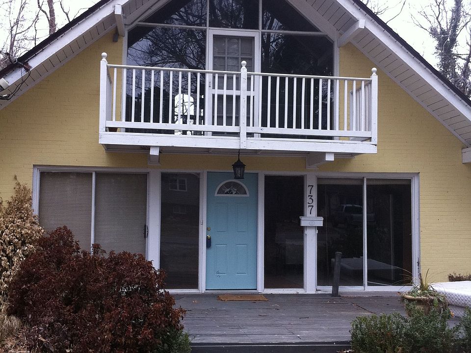 Cottage Front view Autumn